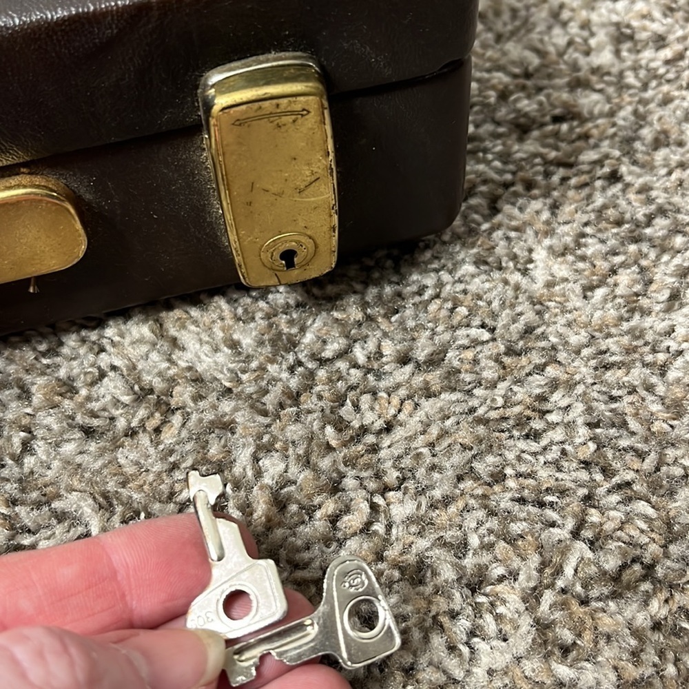 RARE VINTAGE BRIEFCASE with original keys - Picture 3 of 16